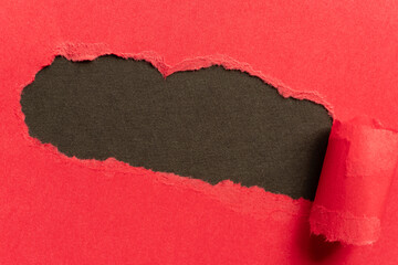 穴の開いた赤い紙
