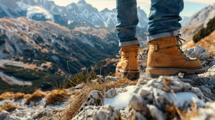 Poster Los pies con botas de montaña se encuentran en una alta montaña. Concepto de senderismo y libertad. Fondo para el diseño. © Evgeniia