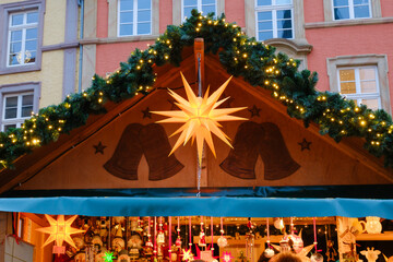 Hütte am Weihnachtsmarktmit Weihnachtsdeko, Paderborn, Westfalen, Nordrhein-Westfalen, Deutschland, Europa