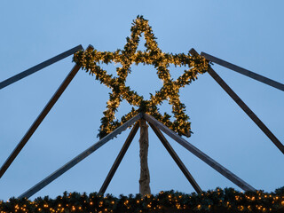 Beleuchteter großer Stern auf dem Weihnachtsmarkt, Paderborn, Westfalen, Nordrhein-Westfalen, Deutschland, Europa - obrazy, fototapety, plakaty
