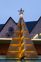 Beleuchteter künstlicher Weihnachtsbaum vor dem Dom, Weihnachtsmarkt, Paderborn, Westfalen, Nordrhein-Westfalen, Deutschland, Europa - obrazy, fototapety, plakaty