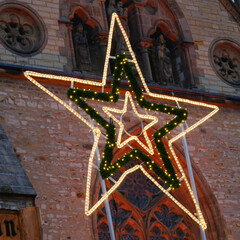 Beleuchteter großer Weihnachtsstern vor dem Dom, Weihnachtsmarkt, Paderborn, Westfalen, Nordrhein-Westfalen, Deutschland, Europa