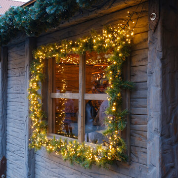 Beleuchtetes Fenster einer H&uuml;tte am  Weihnachtsmarkt, Paderborn, Westfalen, Nordrhein-Westfalen, Deutschland,