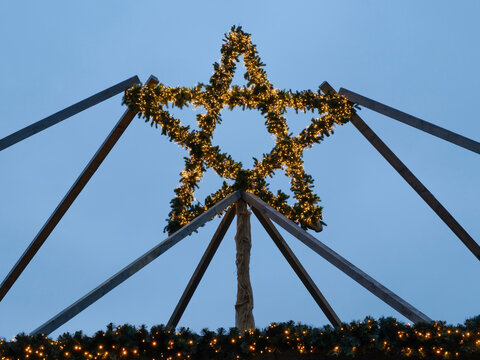 Beleuchteter gro&szlig;er Stern auf dem Weihnachtsmarkt, Paderborn, Westfalen, Nordrhein-Westfalen, Deutschland, Europa
