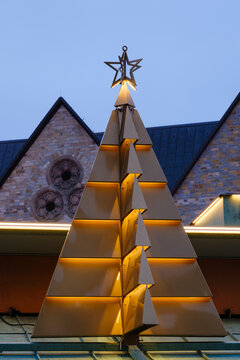 Beleuchteter k&uuml;nstlicher Weihnachtsbaum vor dem Dom, Weihnachtsmarkt, Paderborn, Westfalen, Nordrhein-Westfalen, Deutschland, Europa
