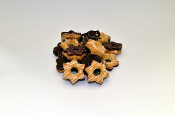 Shortbread cookies of two flavors lie in a pile.
