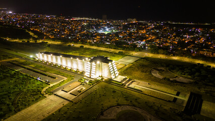 Vista aérea nocturna del Faro a Colón, Santo Domingo, República Dominicana.