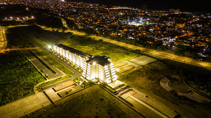 Vista aérea nocturna del Faro a Colón, Santo Domingo, República Dominicana.