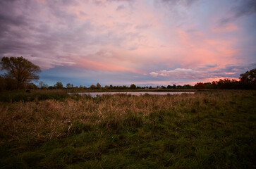 Sonnenuntergang im Naturschutzgebiet Woeste in Bad Sassendorf-Ostinghausen, Kreis Soest, NRW, Deutschland, Europa, 2023  