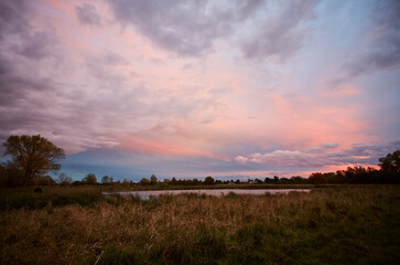 Sonnenuntergang im Naturschutzgebiet Woeste in Bad Sassendorf-Ostinghausen, Kreis Soest, NRW, Deutschland, Europa, 2023  