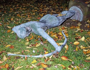 Skulptur liegt am Boden