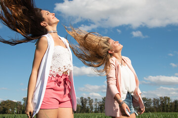Mujeres libres saltando al sol