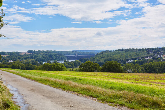 Blick auf die M&ouml;hnetalsperre, M&ouml;hnesee G&uuml;nne, Kreis Soest, NRW, Deutschland, 2023 