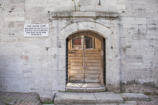 Atik valide sultan mosque located in the district of &Uuml;sk&uuml;dar in Istanbul. Entrance gate to the garden