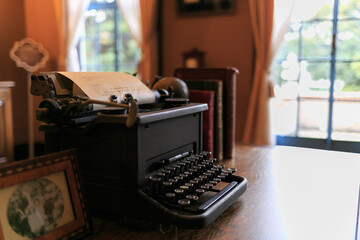 タイプライターのある古風な部屋