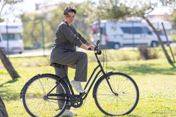 Obraz premium A woman is riding a bicycle in a park