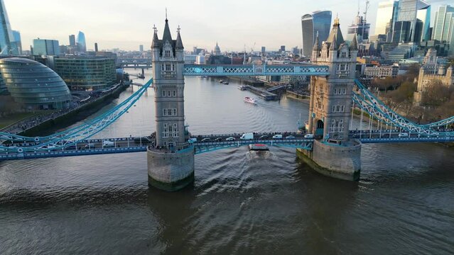 Tower Bridge (Day) - Flying back from bridge