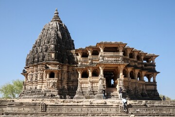Naklejka premium Aerial view of a large, majestic building featuring a small tower and the entrance
