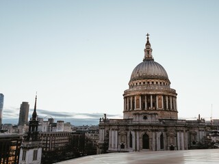 Fototapeta premium Bustling urban landscape featuring St. Paul's Cathedral