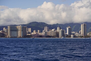 Fototapeta premium City and mountain view of the shore at Waikiki Beach in Honolulu, Hawaii