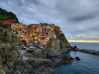 Fototapeta na wymiar Beautiful view of the colorful coastal village of Cinque Terre, at the edge of the cliff Riomaggiore
