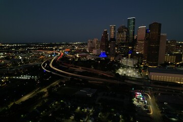 Naklejka premium Aerial view of the vibrant Houston skyline at night with illuminated buildings across the horizon