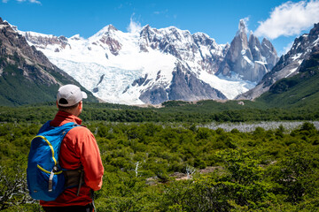 Hombre senderista disfrutando su recorrido por el sendero a la laguna torre, en el Chalten, Patagonia Argentina	