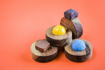 Closeup shot of gourmet chocolate pieces on round pieces of wood