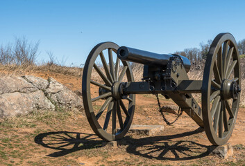 A Union cannon on the battlefield in the Gettysburg National Military Park on a sunny winter day - obrazy, fototapety, plakaty