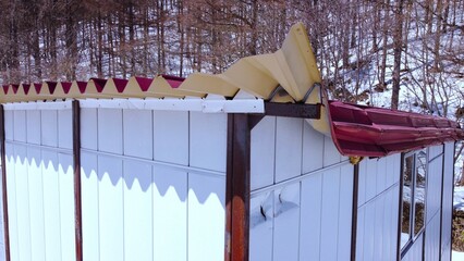 老朽化したプレハブ