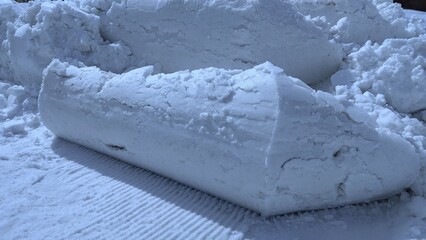 圧雪車のブレードで押した雪