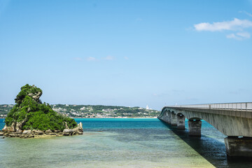 Obraz premium The sea and long bridges of Okinawa, Japan.