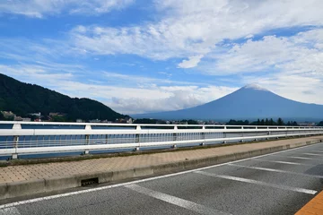 Fotobehang  河口湖大橋より富士山を望む（山梨県） © UI_forever