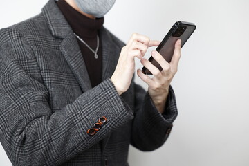 両手でスマホを操作する男性2