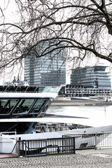 Obraz premium A cruise ship sails down a river through the city