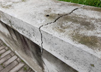 Crepa nel muro creata a seguito di un potente terremoto