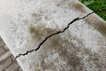 Crepa nel muro creata a seguito di un potente terremoto