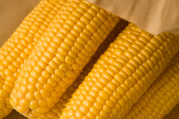 Ears of boiled yellow corn.