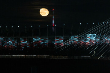 Księżyc Wschód nad Stadionem Narodowym  - obrazy, fototapety, plakaty
