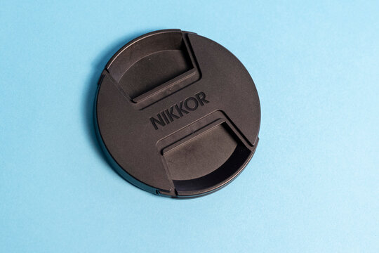 cache d'objectif nikon sur fond bleu