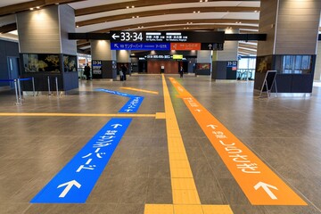 敦賀駅コンコースの乗換え誘導ライン