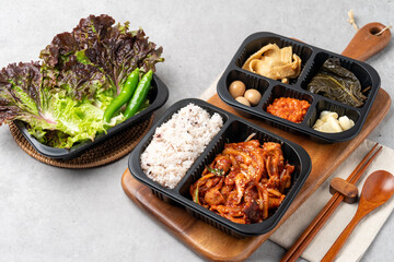 Korean food, kimchi, stew, lunch box, stir-fried pork, pork, bulgogi, side dishes, tofu, pork belly, lettuce, ribs, cold noodles, quail eggs, perilla leaves, rice, garlic, cucumber