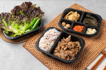 Korean food, kimchi, stew, lunch box, stir-fried pork, pork, bulgogi, side dishes, tofu, pork belly, lettuce, ribs, cold noodles, quail eggs, perilla leaves, rice, garlic, cucumber