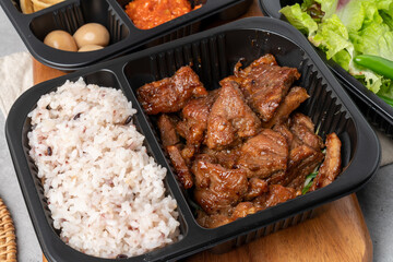 Korean food, kimchi, stew, lunch box, stir-fried pork, pork, bulgogi, side dishes, tofu, pork belly, lettuce, ribs, cold noodles, quail eggs, perilla leaves, rice, garlic, cucumber