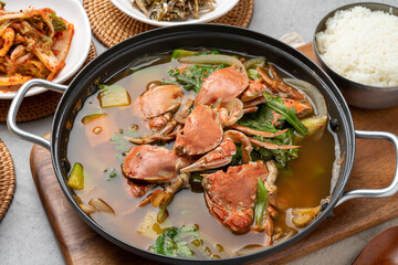 Korean food, red, crab, tempura, marinade, marinade, soy sauce, soup, steamed squid, stir-fried, braised tofu, pork, kimchi, stew, soybean paste, side dish, bean sprouts, anchovies, spinach