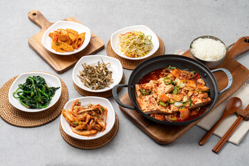 Korean food, red, crab, tempura, marinade, marinade, soy sauce, soup, steamed squid, stir-fried, braised tofu, pork, kimchi, stew, soybean paste, side dish, bean sprouts, anchovies, spinach