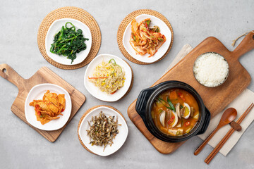 Korean food, red, crab, tempura, marinade, marinade, soy sauce, soup, steamed squid, stir-fried, braised tofu, pork, kimchi, stew, soybean paste, side dish, bean sprouts, anchovies, spinach