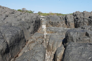 Felsen mit Spalt auf der Insel Isla Iguana in Panama