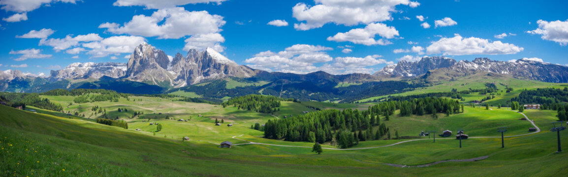 Seiser Alm in Südtirol - Panorama, Weitwinkel Foto mit Blick in die Dolomiten und den Langkofel, Sassolungo