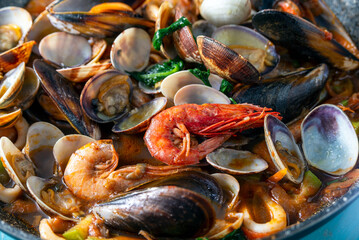 Deliziosa zuppa di molluschi e crostacei, cibo mediterraneo 